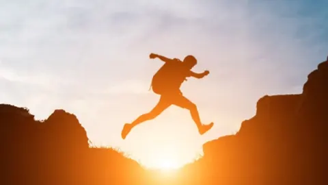 Jóvenes cristianos reunidos en un culto de jóvenes en la iglesia cristiana Palabra Viva en Bogotá Colombia