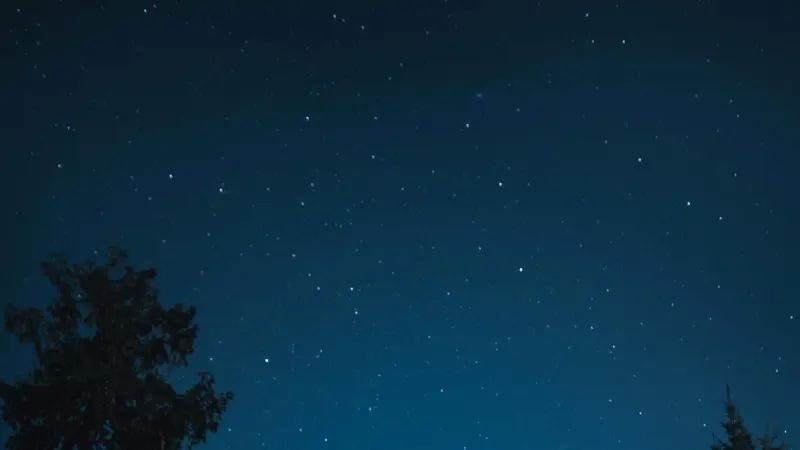 Persona reflexionando sobre el sentido de la vida con una Biblia abierta en Bogotá Colombia