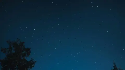 Persona reflexionando sobre el sentido de la vida con una Biblia abierta en Bogotá Colombia