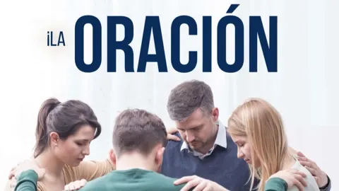 Persona en oración y ayuno con la Biblia abierta en una iglesia cristiana en Bogotá Colombia